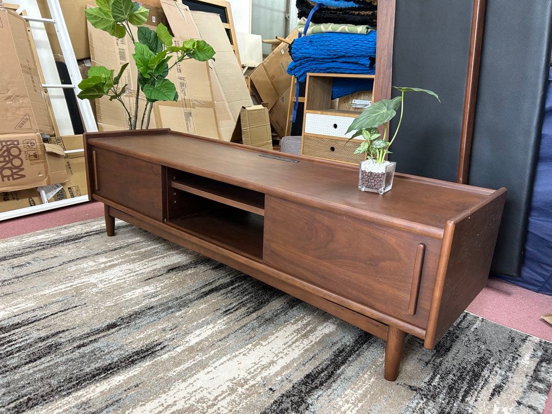 重厚な無垢材をふんだんに使用したローボード