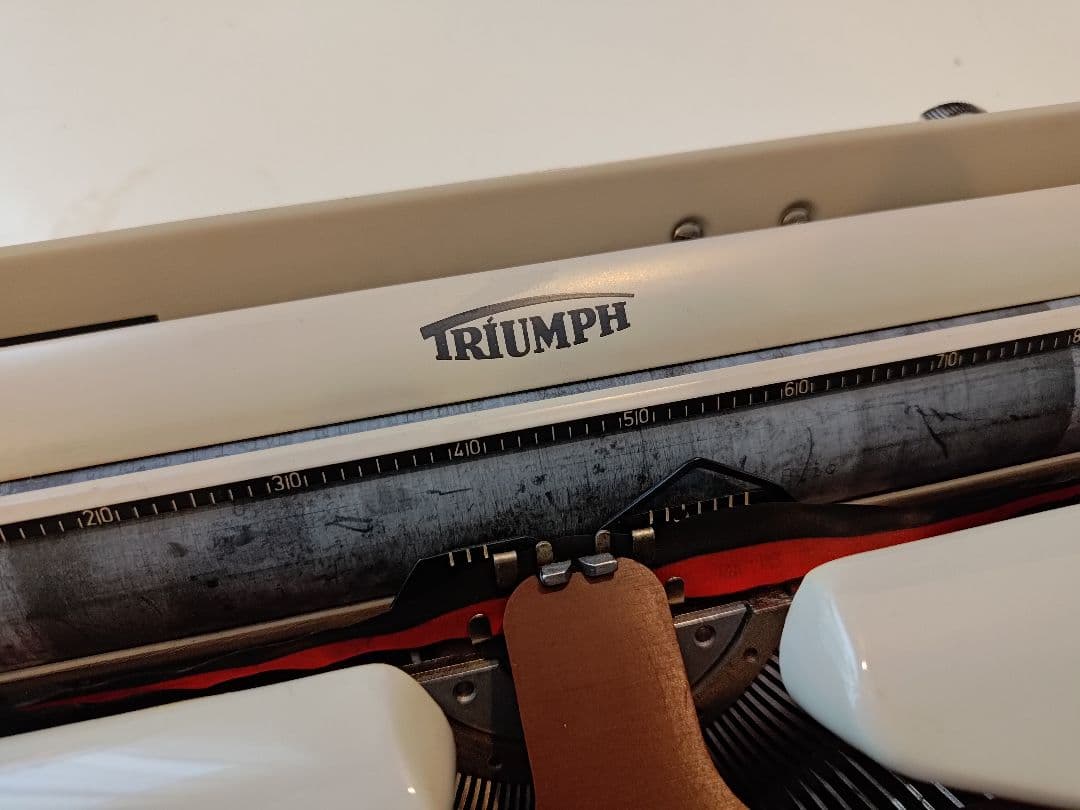 【完動品】TRIUMPH Tippa タイプライター（ドイツ製）ケース付き
