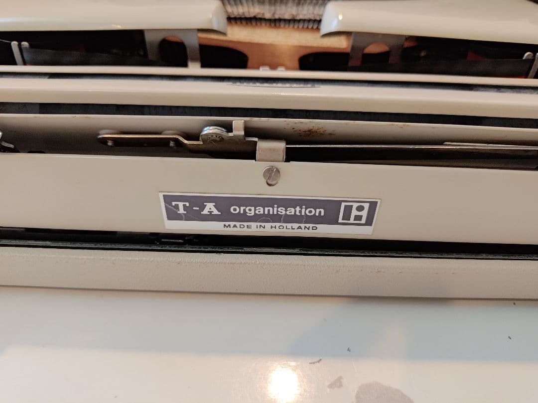 【完動品】TRIUMPH Tippa タイプライター（ドイツ製）ケース付き