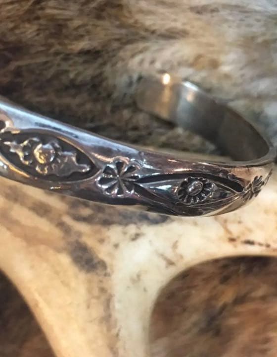 インディアンジュエリー　シルバー925バングル　ヴィンテージ 手彫り　1点モノ