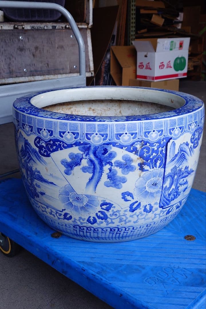 大型火鉢 青白磁の花柄火鉢