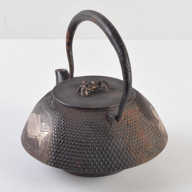 北大路魯山人作　布目象嵌　魚蟹文　鉄瓶　M　8677