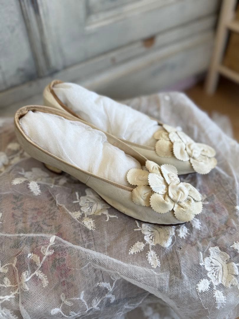 フランスアンティークレアな女の子用フリルの花飾りが可愛いレザーシューズ