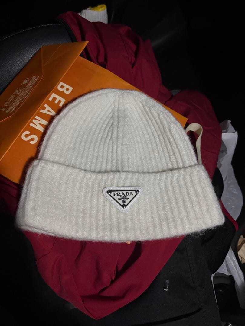 PRADAの白のニット帽
