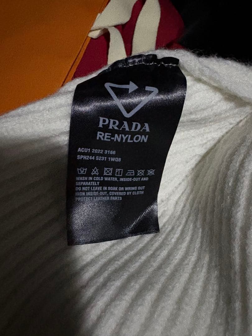 PRADAの白のニット帽