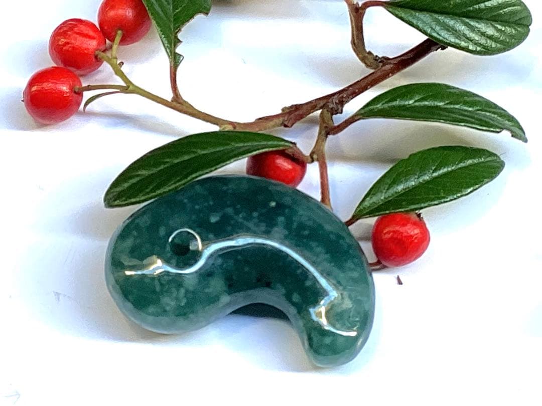 ✳翡翠製御守り 濃厚青緑色 鑑別書付　糸魚川翡翠*入りコン沢勾玉　鑑別書付の本物