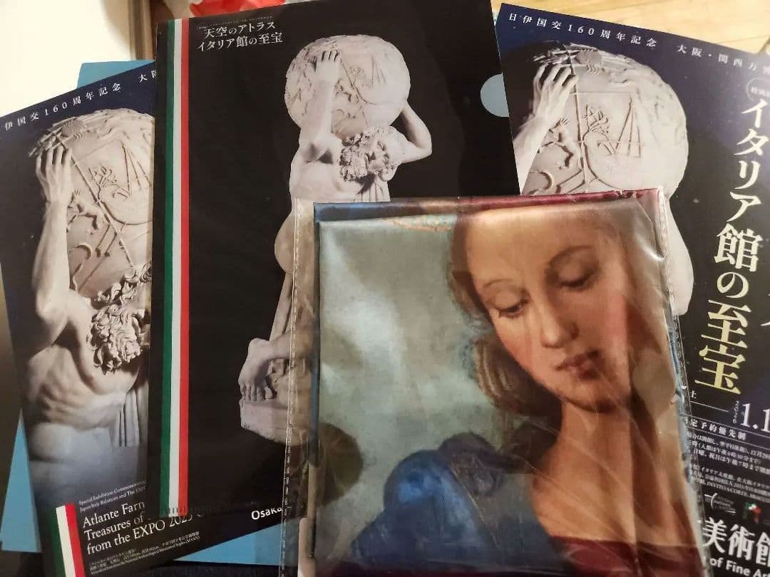 天空のアトラスイタリア館の至宝会場限定「正義の旗」スカーフとクリアファイル