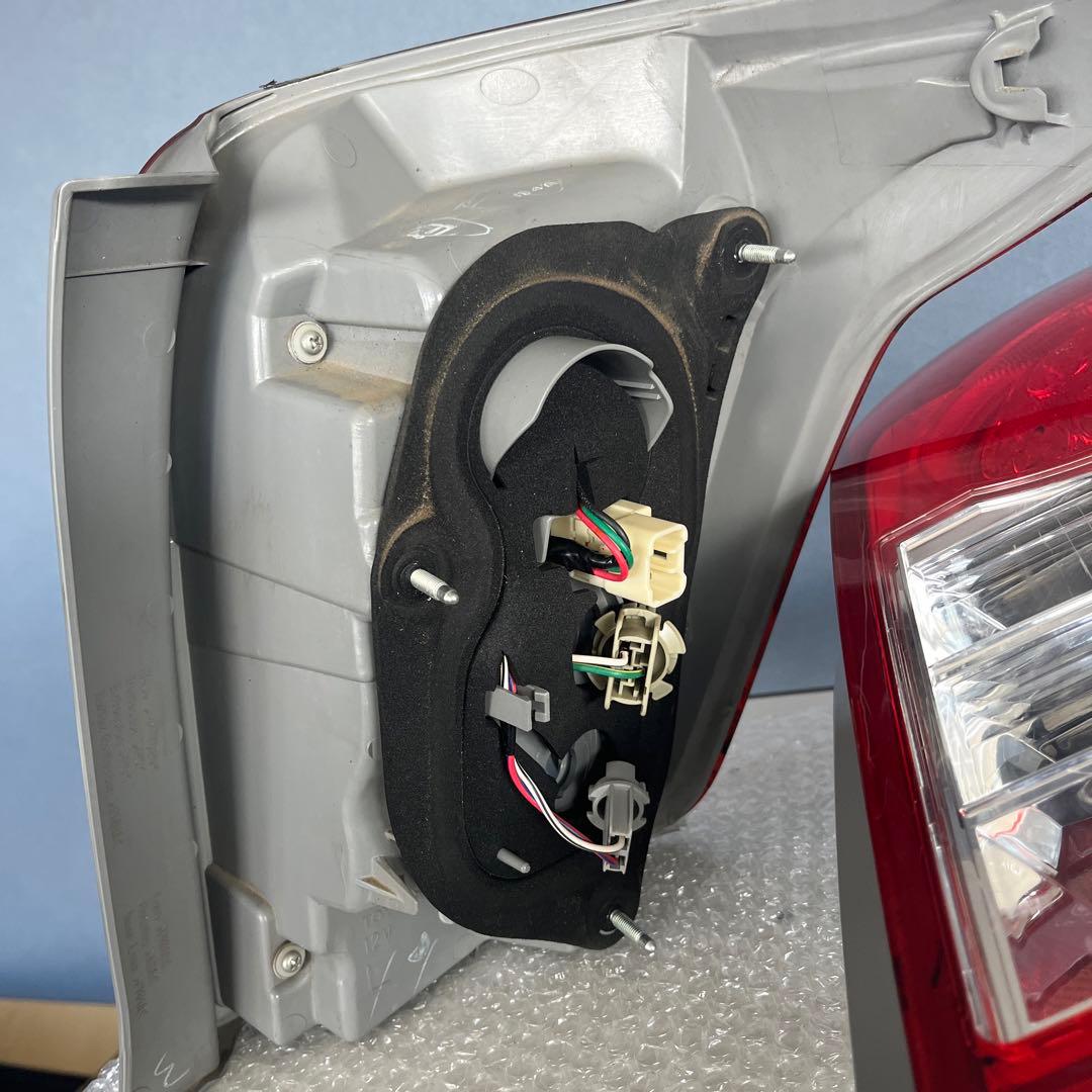 右側のみ　トヨタ カローラフィールダー141純正後期KOITO 13-100