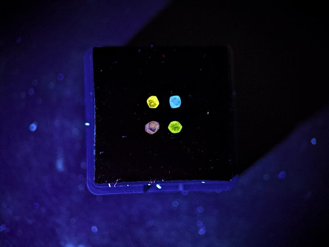 蛍光ダイヤモンド原石４色セット　計0.37カラット