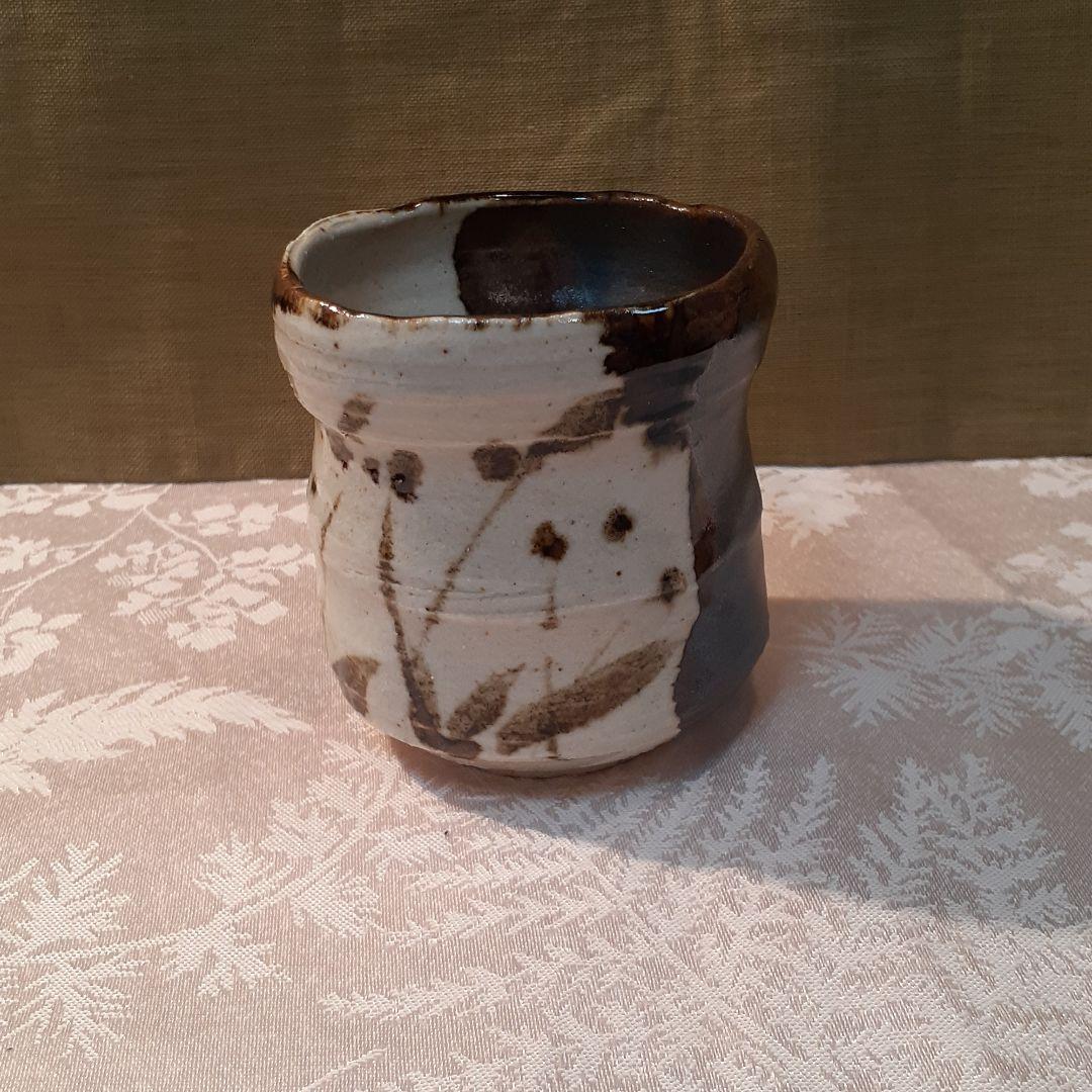 故、加藤仁　作　黒織部草花紋湯呑