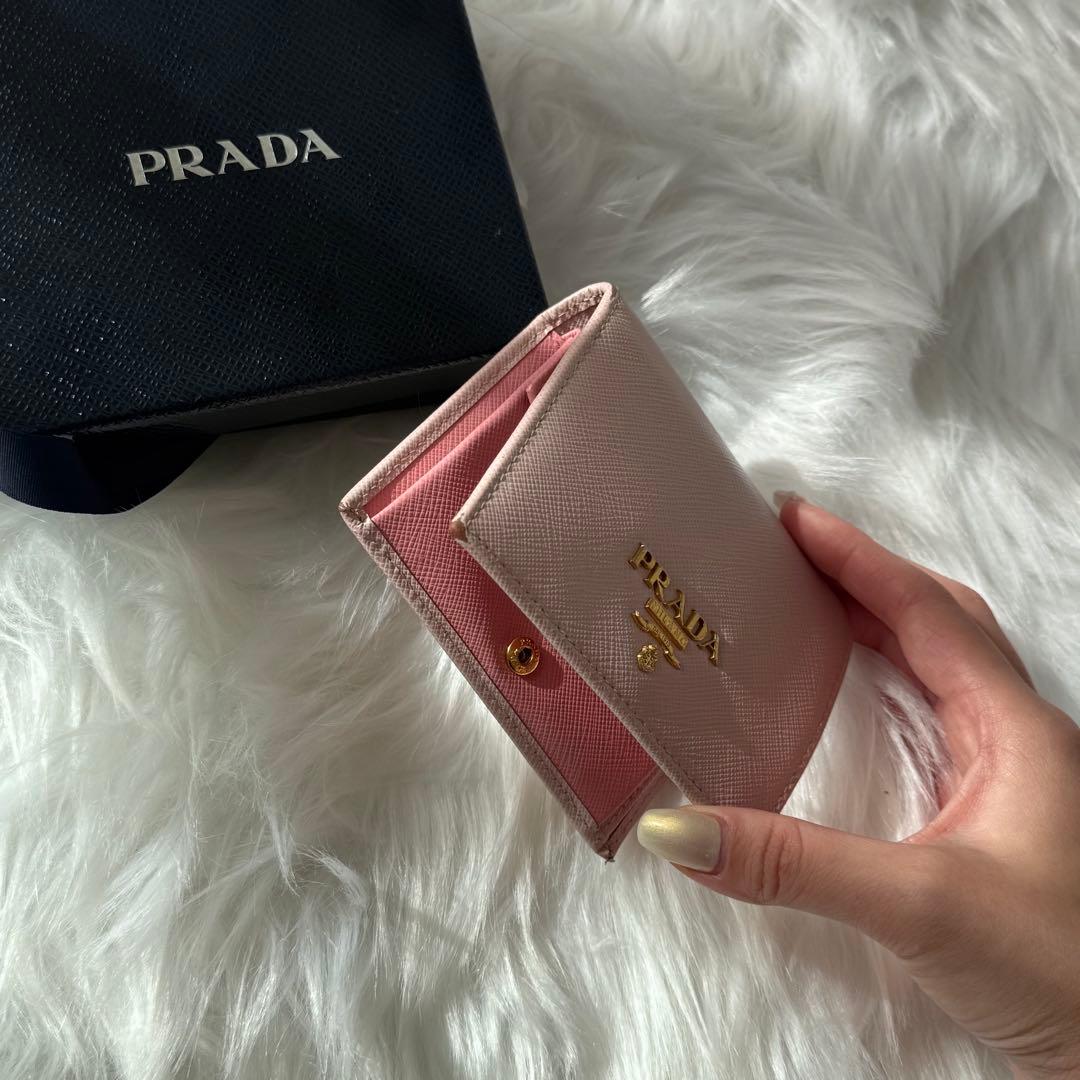 美品✨プラダ 二つ折り財布 サフィアーノシャイン レザー ピンク