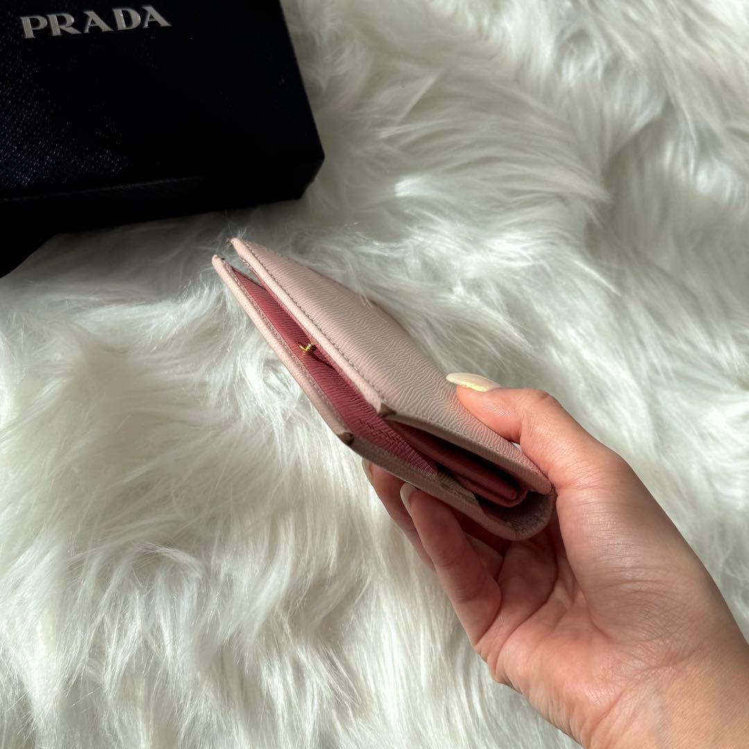 美品✨プラダ 二つ折り財布 サフィアーノシャイン レザー ピンク