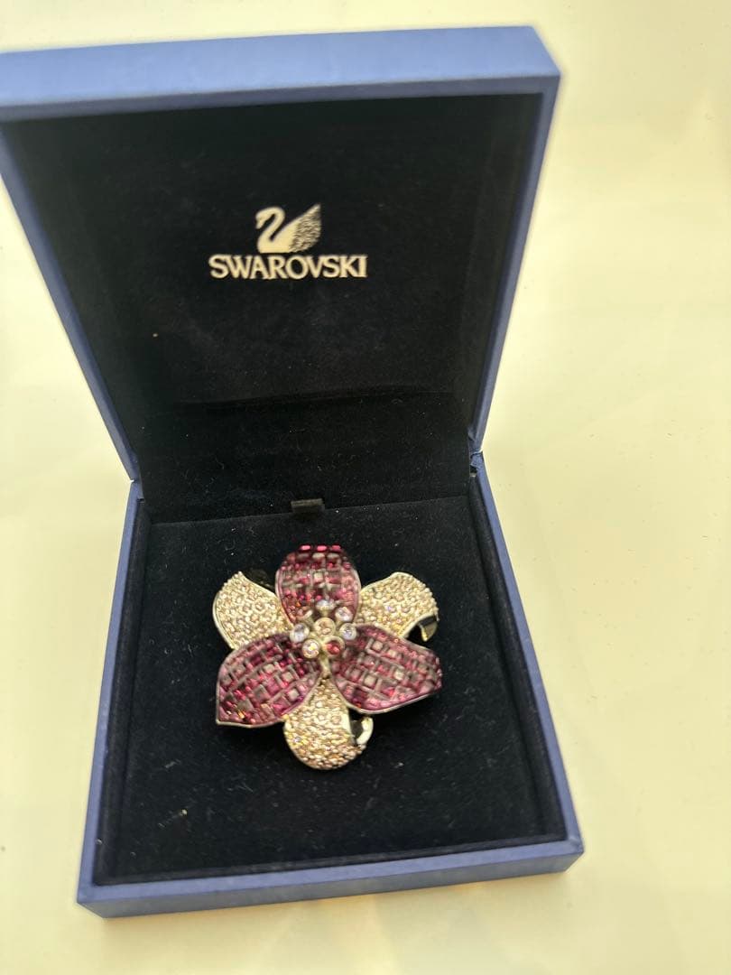 【美品】Swarovski 花形ブローチ 紫金