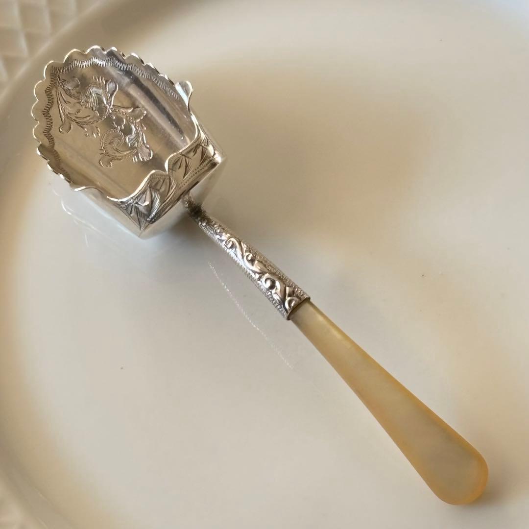 英国製　純銀　ティーキャディスプーン　スコップ型　白蝶貝ハンドル