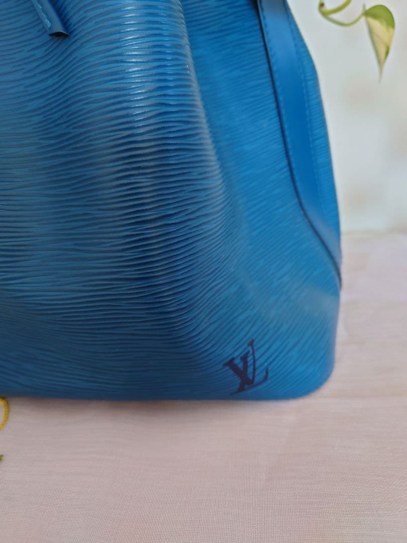 ルイヴィトンLouis Vuitton エピ　プチノエ 青