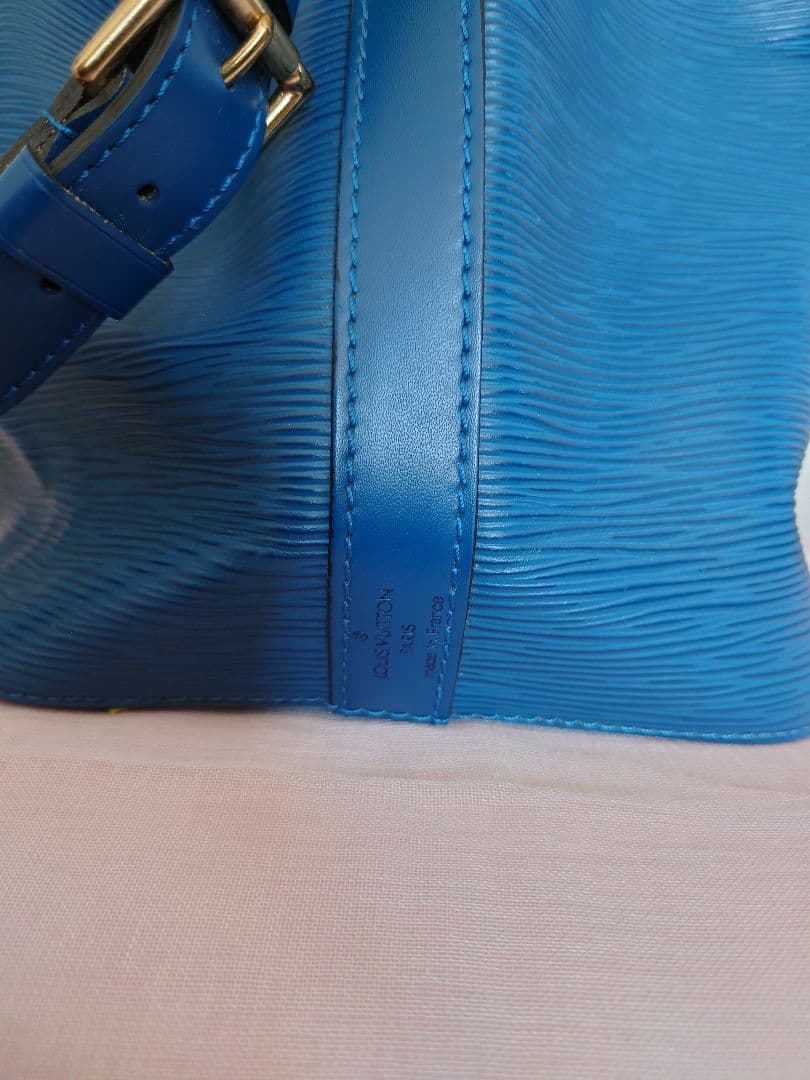 ルイヴィトンLouis Vuitton エピ　プチノエ 青