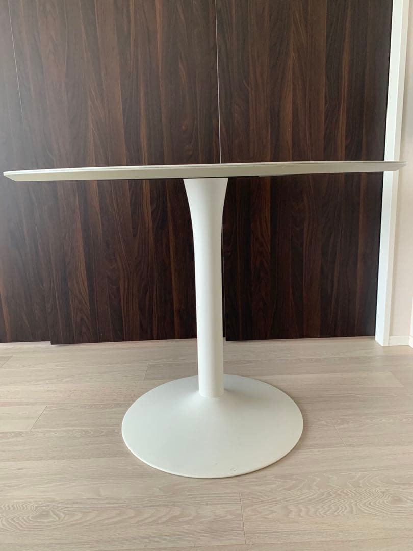 こんにちは　New York 円形セラミック天板ダイニングテーブル