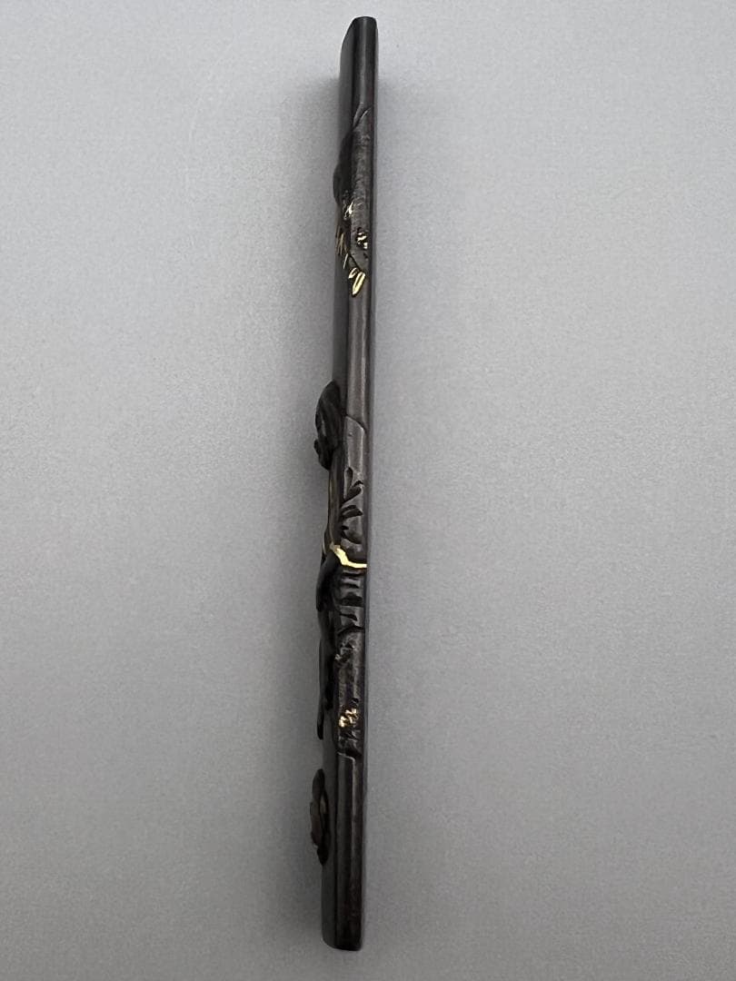 刀装具 劉海戲金蟾図小柄 勝寿在銘 四分一地 鋤出高彫 金銀象嵌色絵 化粧箱