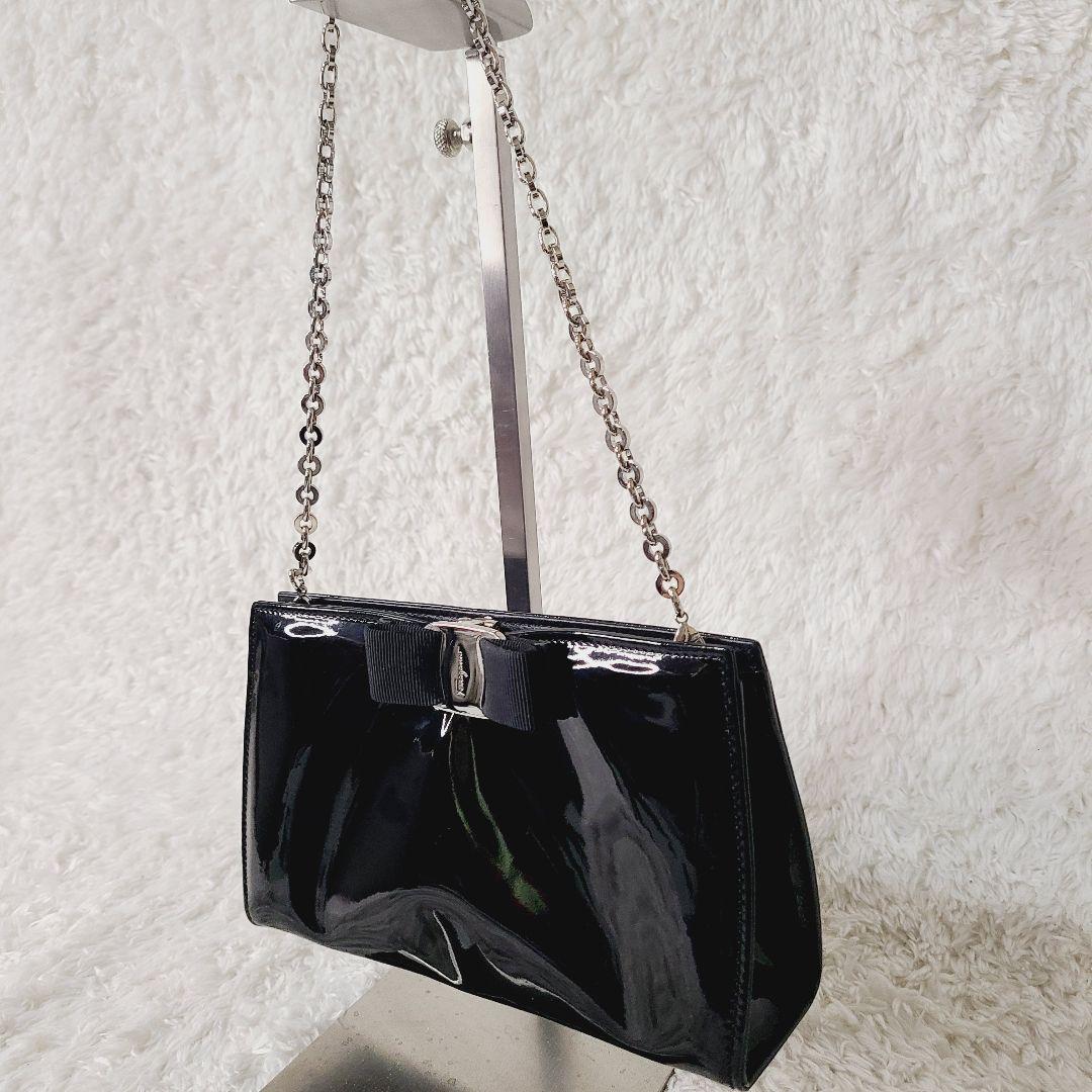 フェラガモ　ヴァラリボン　チェーンショルダーバッグ　2way パテントレザー　黒