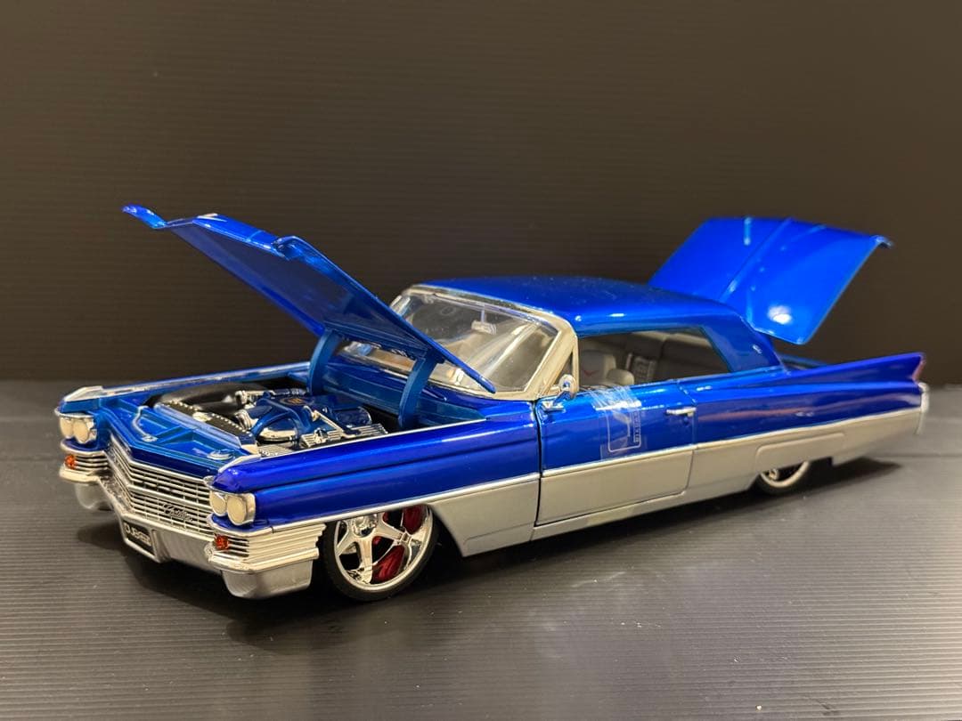 JADA キャデラック1963年　DUB 1/18