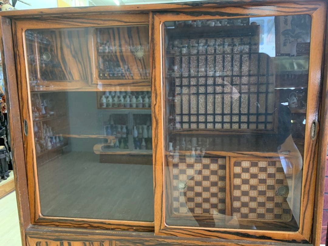 木製ガラス扉収納棚　和モダンな茶箪笥　虎斑模様　黒柿　アンティーク家具