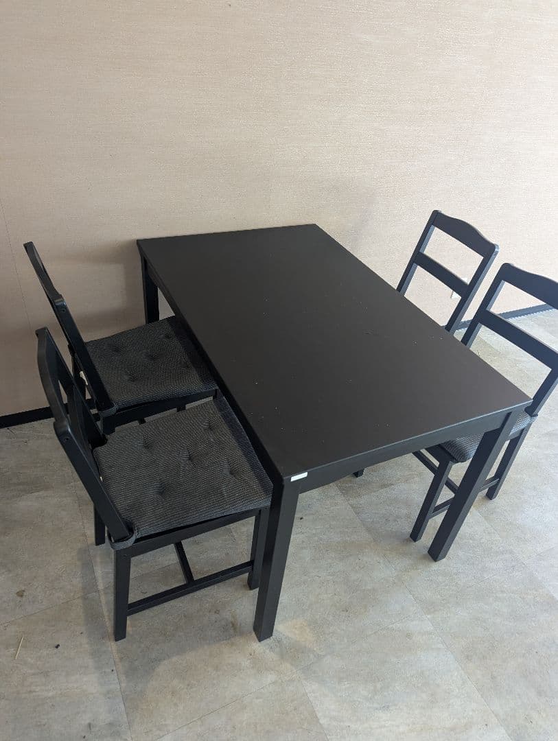 引取りなど限定 イケア ヘーゲルネス 黒の木製ダイニングテーブルセット 座布団付