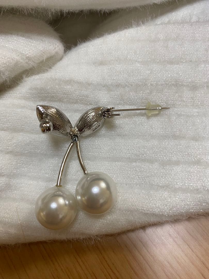 Rene ルネ　パール　チェリーピアスとブローチのセット