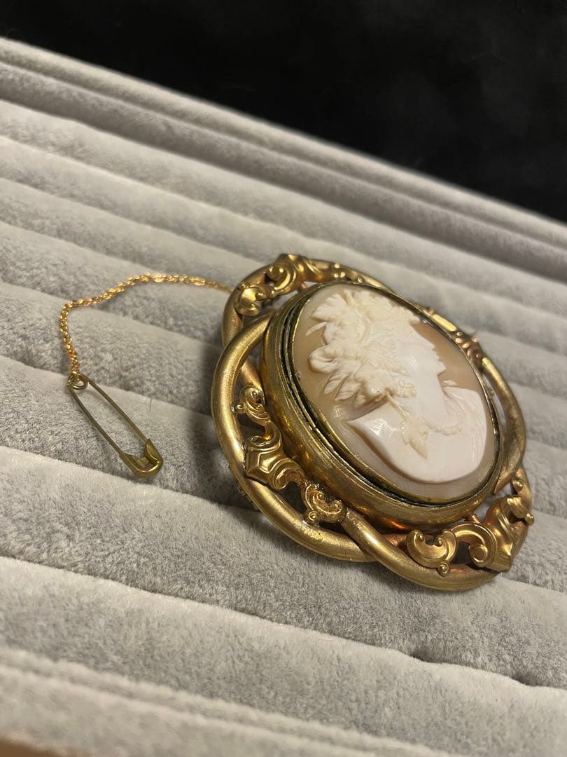 出品終了‼️アンティーク　ピンチペック枠　金色　神話柄バッカス　ブローチ　現状