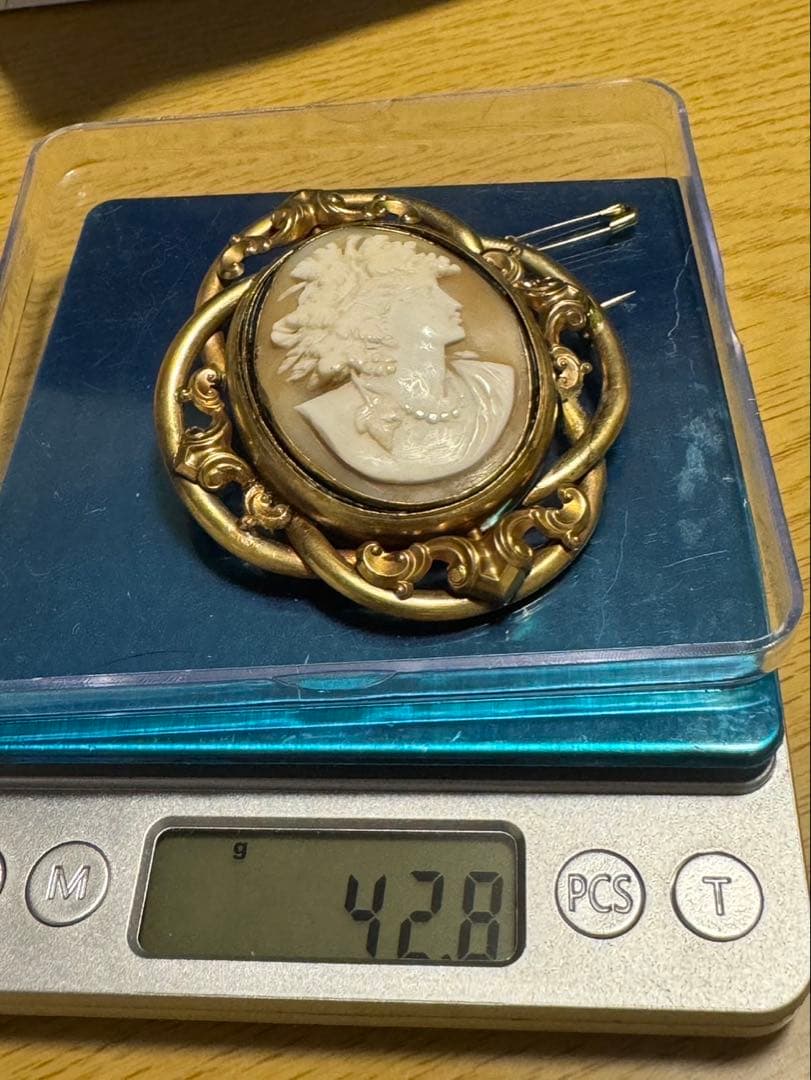 出品終了‼️アンティーク　ピンチペック枠　金色　神話柄バッカス　ブローチ　現状