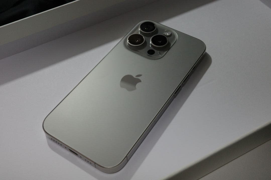 美品 iPhone15pro 256GB ナチュラルチタニウム　SIMフリー