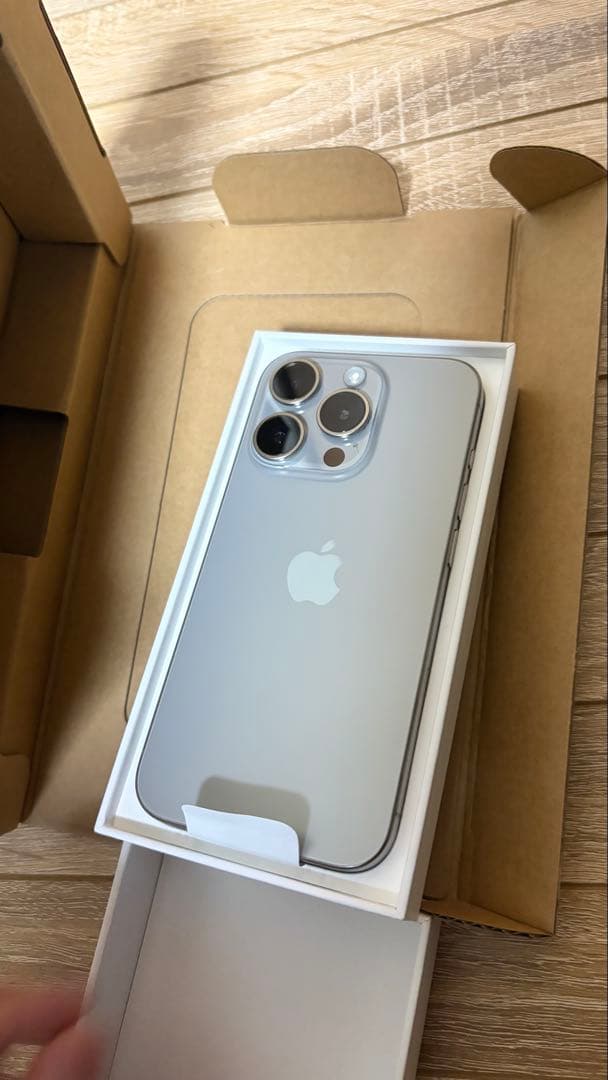 美品 iPhone15pro 256GB ナチュラルチタニウム　SIMフリー