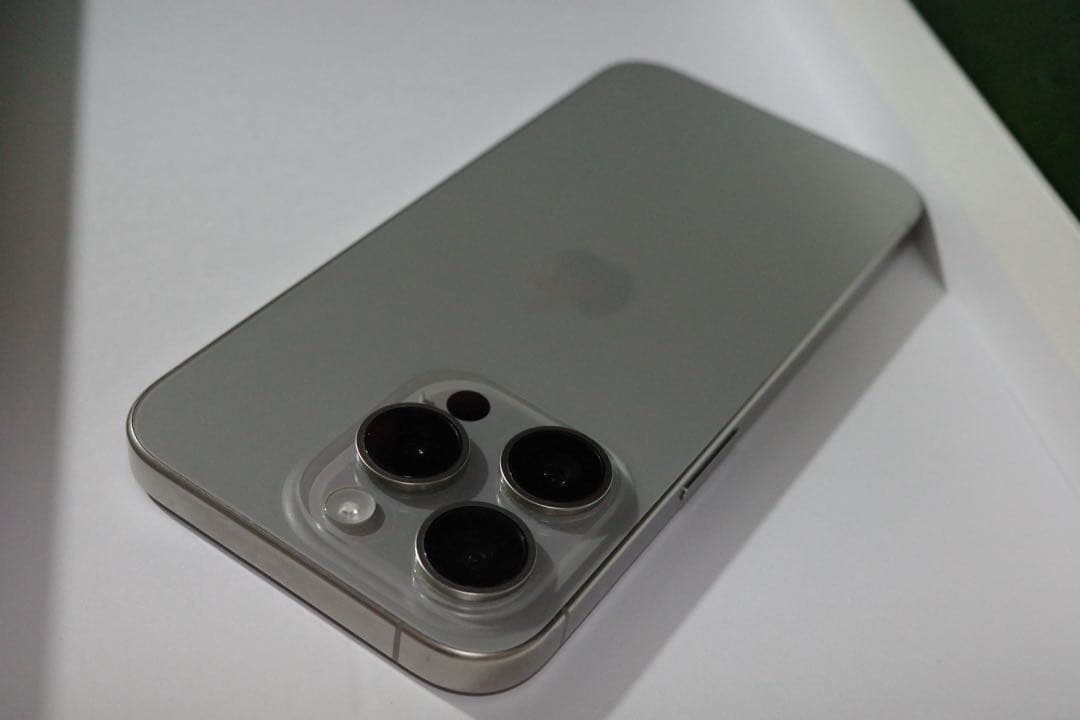 美品 iPhone15pro 256GB ナチュラルチタニウム　SIMフリー