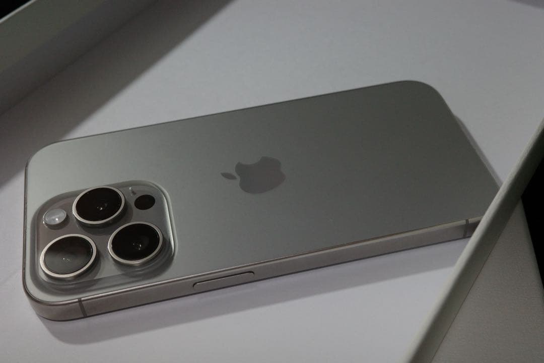 美品 iPhone15pro 256GB ナチュラルチタニウム　SIMフリー