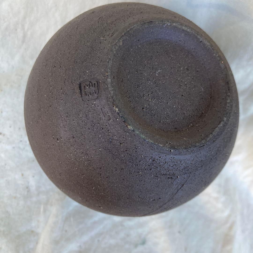 黒と灰色の陶器の花瓶