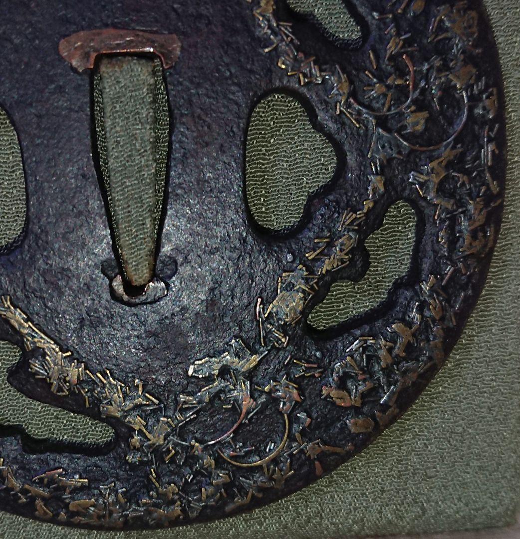 日本刀　鍔　大　高彫り 金象嵌　縦85mm 横85mm 厚み3mm 箱入り