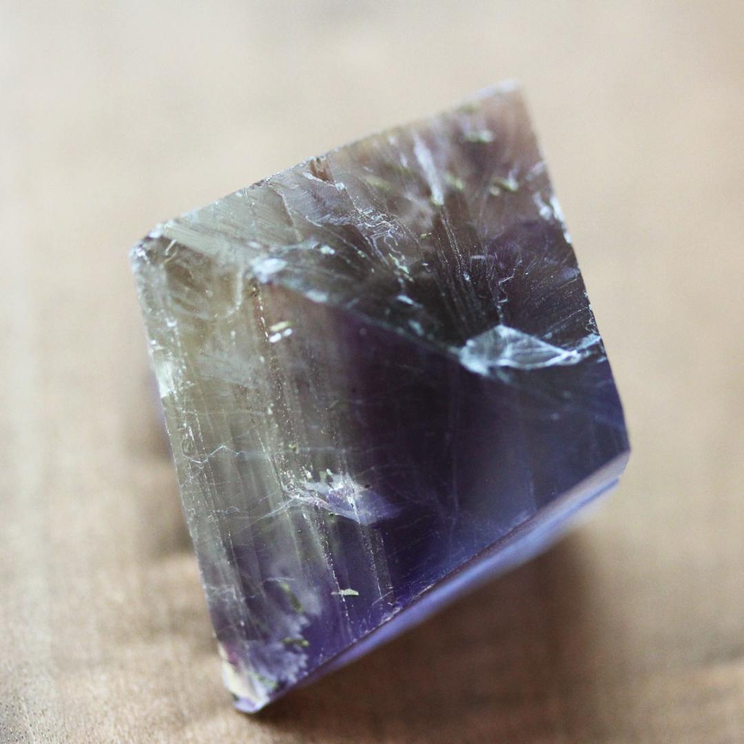 超特大108 g イリノイ産 バイカラーフローライト 蛍石 八面体 原石 鉱物