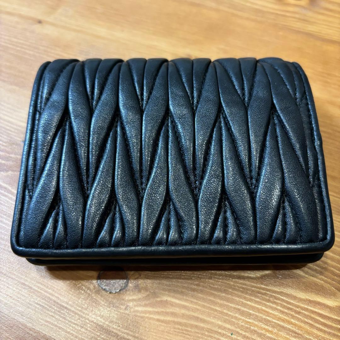 【上品】　miumiu マテラッセ　財布　二つ折り　ブラック　レザー　ロゴ