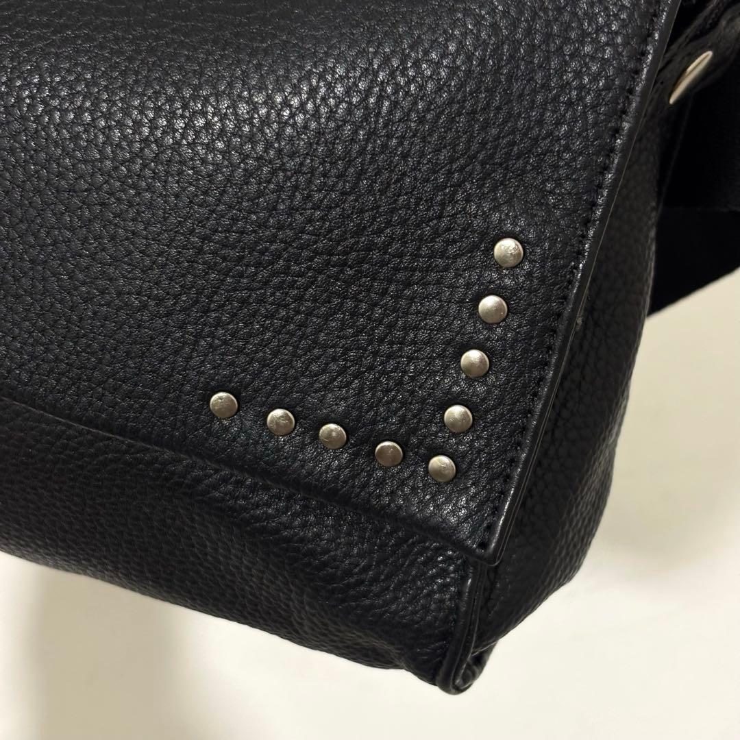 イアパピヨネ ワイドテープ ショルダーバッグ スタッズ ブラック