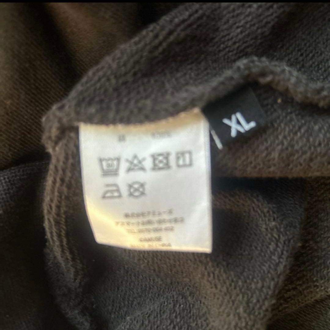 桜田通　黒トレーナーとトートバッグ