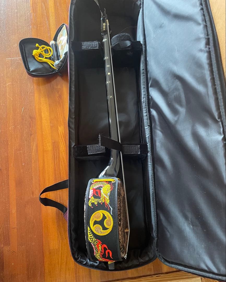 沖縄三線 紫ケース・クリップチューナー・入門本 付き　ドラゴン刺繍入り