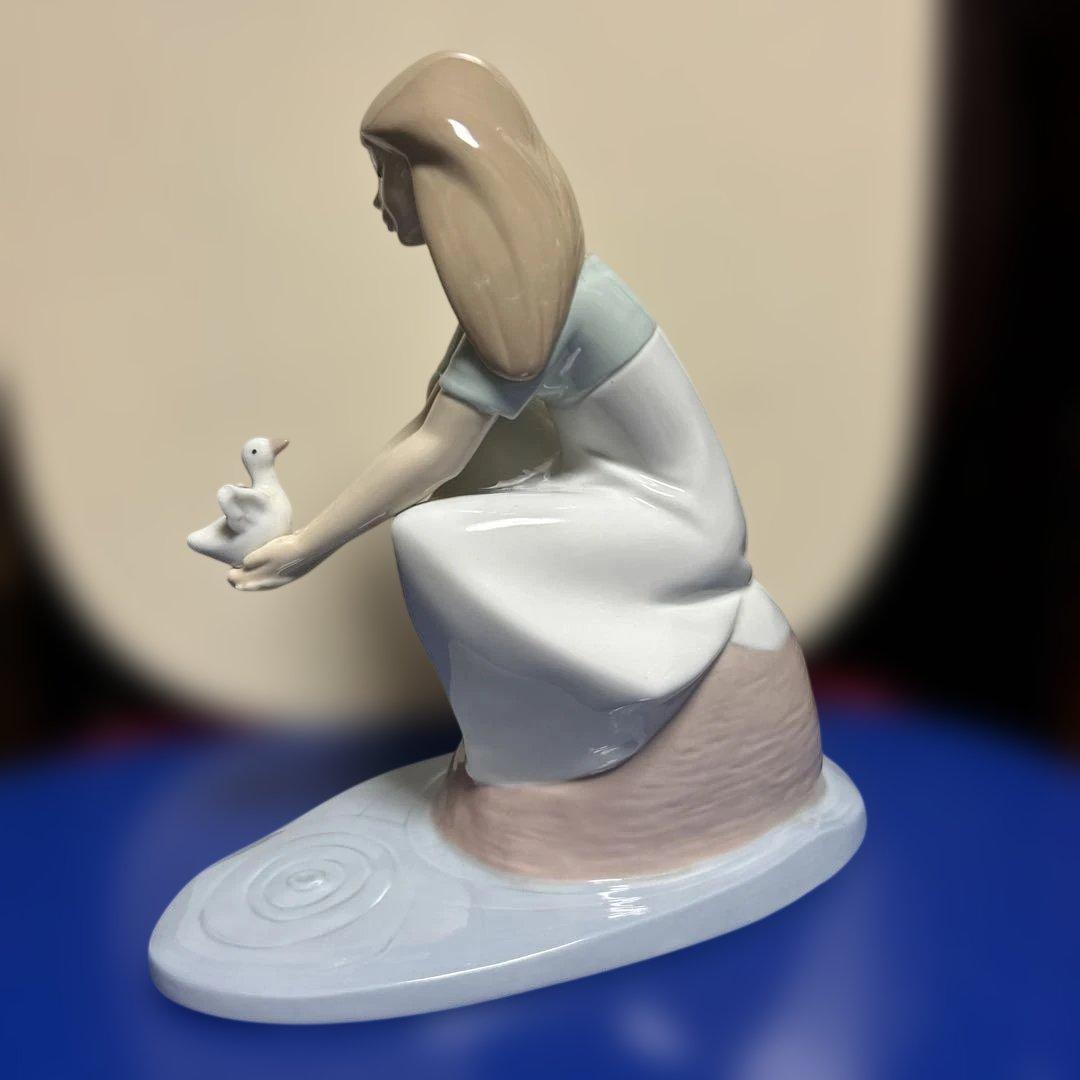 NAO 高さ21cm 少女と白い鳥の陶器置物