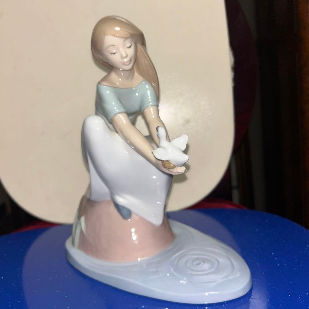 NAO 高さ21cm 少女と白い鳥の陶器置物