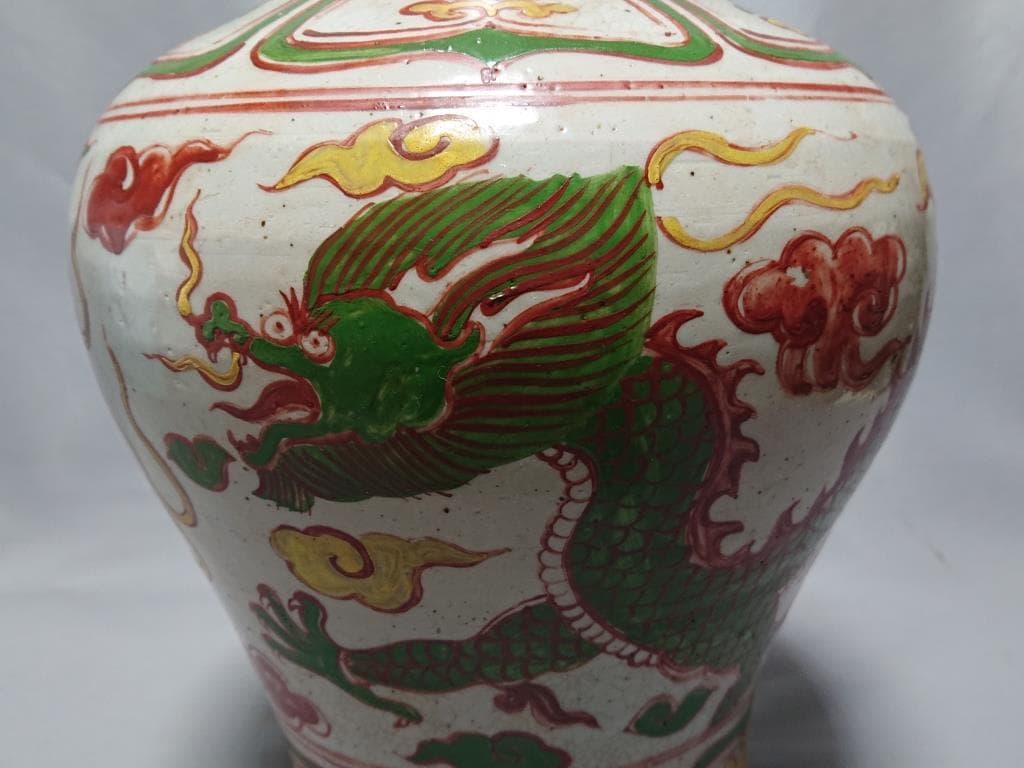 コレクター収集品　中国　明時代　五彩色絵　龍文大瓶　高さ36.8cm