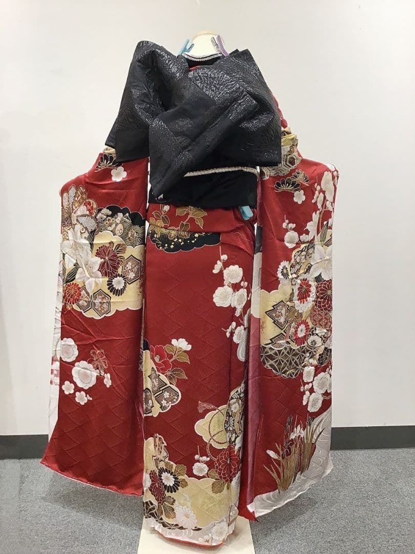 人気のエンジ　振袖と長襦袢と帯締めのみ