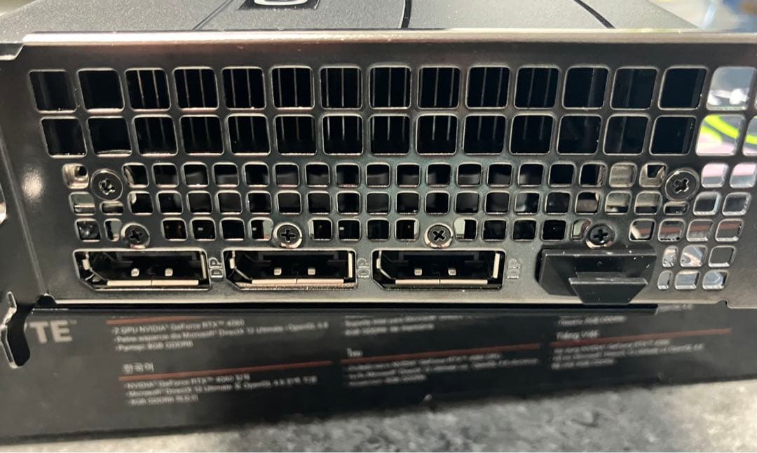 通常メーカーものRTX4070 12GB