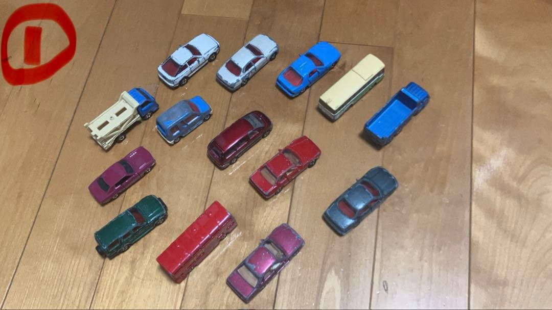 TAKARA TOMYトミカ＆ミニカーの多様な車両（100台以上）とパーキング付
