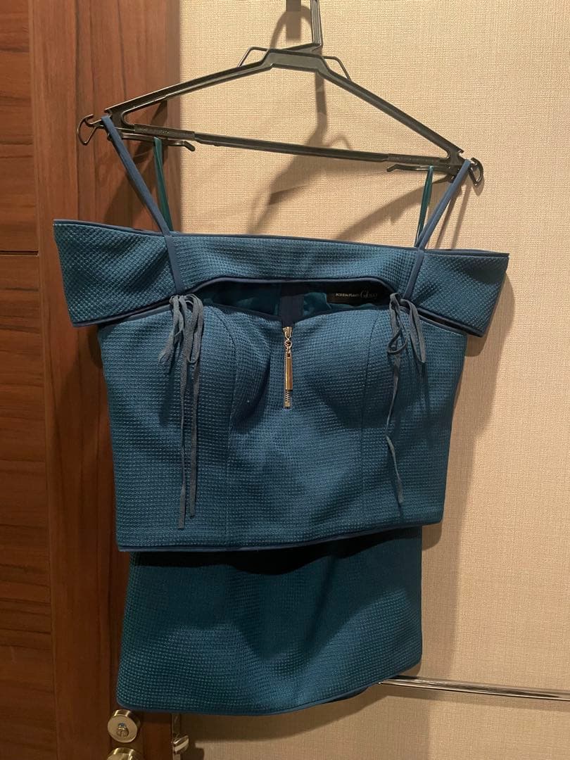 Glossy パイピングオフショルリボンセットアップ キャバドレス