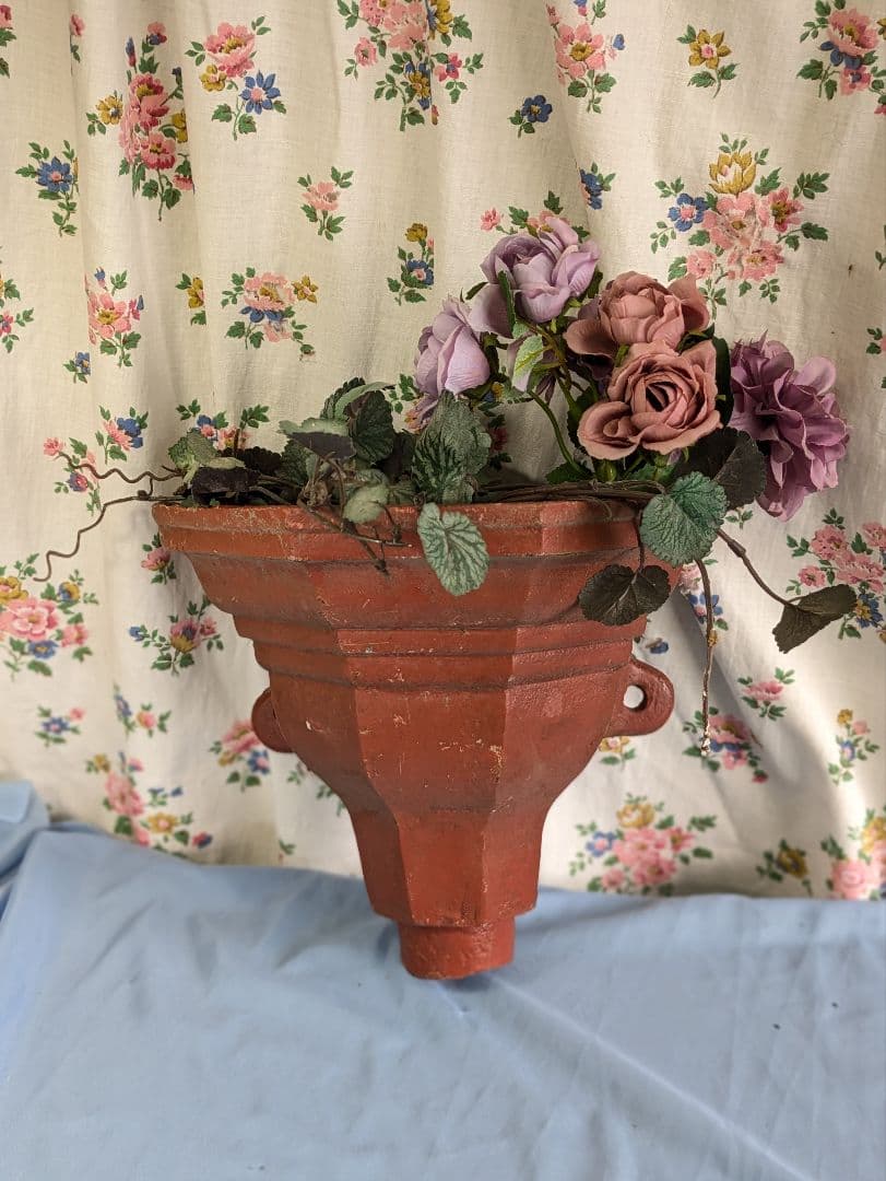 イギリス アンティーク 鉄製 壁掛けプランター 植木鉢 レンガ色