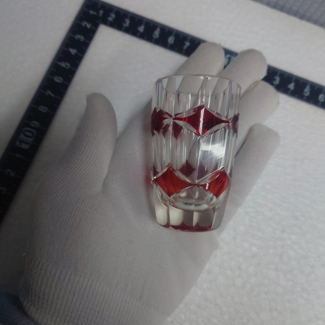 カットガラスの赤いショットグラス