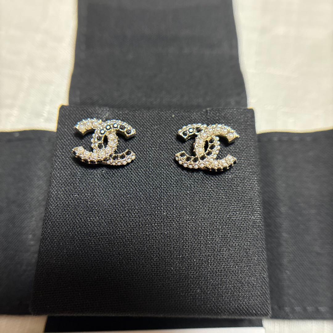 CHANELシャネル22Bココマークラインストーンパールピアス